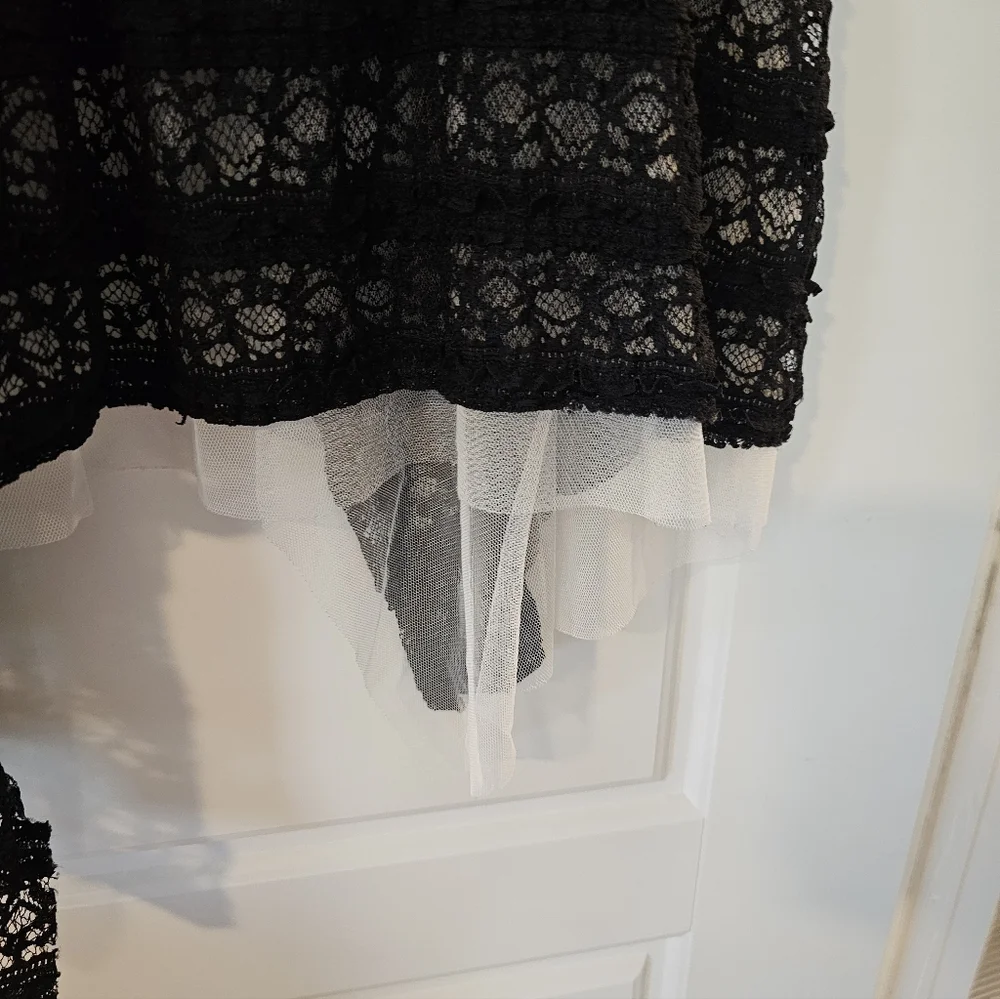 The Style White and Black Lace Vest - Picture 6 of 8